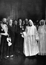 Rencontre à Marseille, en 1926, de Mohammed el Habib, bey de Tunis et de Moulaï Youssef, sultan du Maroc.