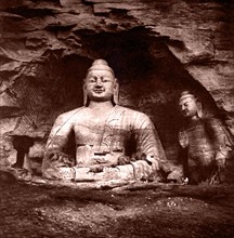 Bouddha géant mis à jour au fond d'une grotte, à Datong en 1926.