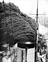 Fabrication de nuages artificiels pour la protection de la flotte, aux Etats-Unis (1931).