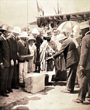 Pose de la première pierre de la gare des voyageurs à Addis Abeba, en Ethiopie (1928).