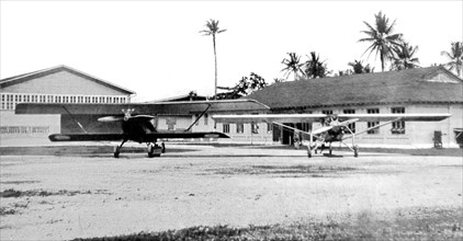 In central America, meeting of the pilotes who have flown over the South and the North Atlantic (1928). 'Nungesser-Coli' and the 'Spirit of St-Louis' in front of the Coton airplane hangars
