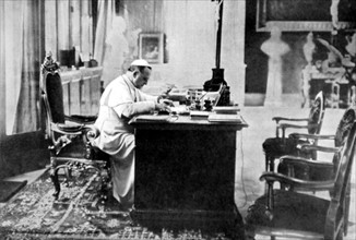 Le pape Pie XI dans son cabinet de travail au Vatican