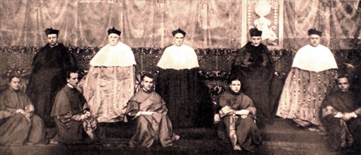 Au Vatican, les nouveaux cardinaux, assistés de leurs caudataires assis à leurs pieds.