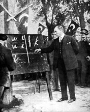 Le président de la république turque, Moustapha Kemal, donne une leçon d'écriture suivant l'alphabet latin, sur la place publique de Sivas (Anatolie) (1928)