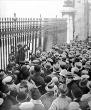 Londoners gathering at the gates of Buckingham Palace, when King George V's medical bulletin is displayed