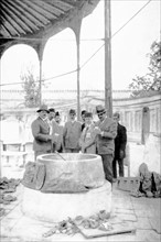 Le roi Oullah (à gauche) examinant, au musée de Kaboul, les objets recueillis par la mission française au cours de ses fouilles (1928)