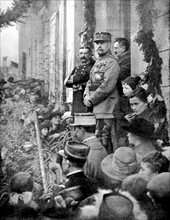 At Valentine, Haute-Garonne (France), marshal Foch on the steps of his father's house (1919)