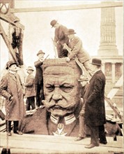 Démolition de la statue colossale du maréchal Hindenburg au Tiergarten à Berlin (1919)