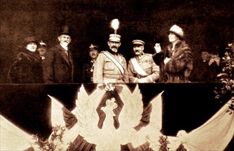 A Varsovie, sur le Champ de Mars de Mokotow, la loge présidentielle pendant la revue militaire.