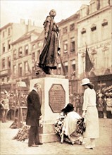 La reine Elisabeth de Belgique, accompagnée de sa fille, la princesse Marie-José, dépose des fleurs devant la statue de Gabrielle Petit, fusillée par les Allemands en 1916