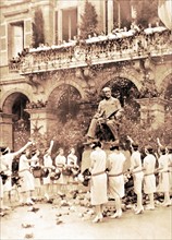 A Bayonne, devant l'Hôtel de ville, inauguration, sous une pluie de roses, de la statue du peintre Léon Bonnat (1923)