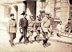 Le statut de Constantinople. Patrouille internationale circulant dans les rues de Pera (1919)