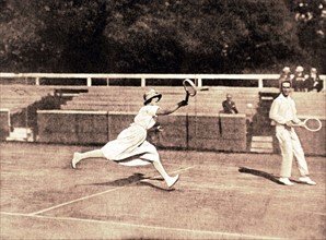 Au championnat de tennis double mixte du Racing Club, Melle Lenglen reprenant une balle à la volée (1919)