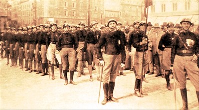 Fighting squad of Roman fascists on the Square of Venice, about to pay tribute to the Unknow Soldier's tomb (1922)