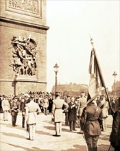Paris. Devant l'Arc de Triomphe, le président Doumergue remet leurs insignes aux généraux promus dans l'ordre de la Légion d'honneur.