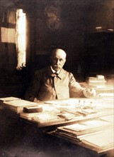 Portrait de Clément Ader, père de l'aviation, dans son cabinet de travail à Muret.