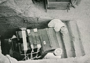 Tutankhamen's treasure, a chest is being taken out (1923)