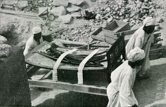 Tutankhamen's treasure, a bed is being taken out (1923)