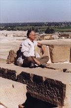 Christian Jacq sur le site du village de Deir el Medineh