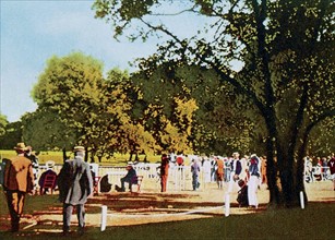 Paris 1900 : Promeneurs au Bois de Boulogne