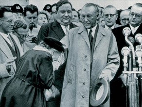 1955 / Femme embrassant la main d'Adenauer