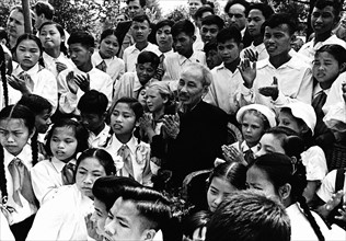 Guerre d'Indochine / Ho Chi Minh entouré d'enfants.