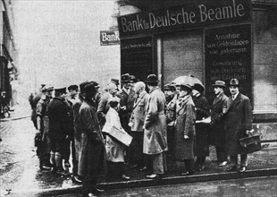 1929 / Crise économique / Rassemblement devant la banque des employés.