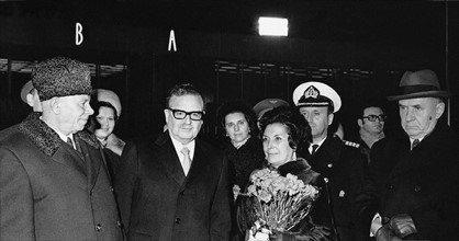 1972 / Salvador Allende / S. Allende à l'aéroport de Moscou, à la fin de sa visite officielle en URSS en 1972.