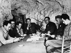 1944 / Yougoslavie / 1re réunion du  Politburo du Parti communiste yougoslave  / Au centre : Tito