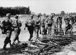 1945 / Germany / Surrender / Towards prisoner-of-war camps / soldiers hand over their guns