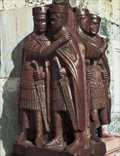 Sculpture sur porphyre représentant les empereurs Dioclétien, Maximien, Galère, Constantin Ier et Chlore.