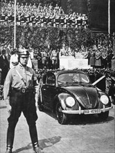 Cérémonie lors de laquelle Hitler pose la première pierre de l'usine Volkswagen
