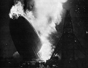 USA / Explosion of the German airship Hindenburg.