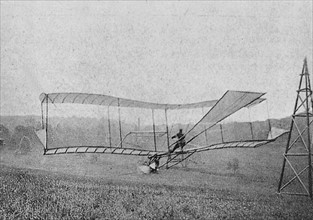 France, Meudon.  L'officier français Ferdinand Ferber réussit l'un des premiers vols motorisés en Europe.