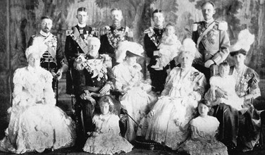 Family picture around King Oscar II of Sweden