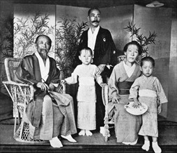 Portrait du prince du Japon Ito en compagnie de sa famille