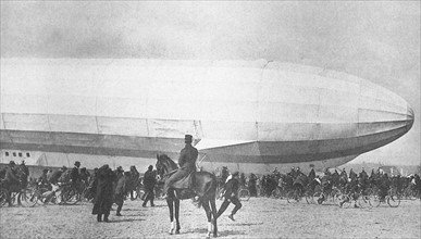 Emergency landing of a military zeppelin in Lunéville, France