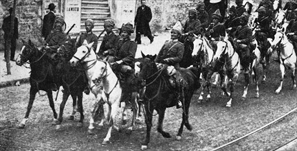 Unité de cavalerie ottomane dans les rues d'Istanbul