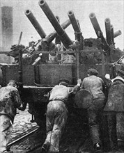 En Allemagne, les pièces d'artillerie démontées sont transportées vers un lieu de stockage