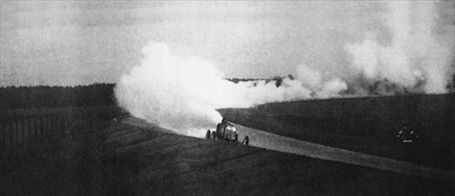 Test of the first rocket car in Rüsselsheim (1930)