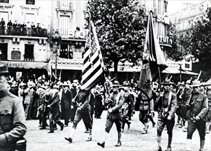 Military parade of American troops in Paris.
(1917)