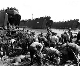 Landing Ship Tank débarquant hommes et matériel à Leyte (Philippines), octobre 1944