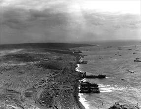 Iwo Jima (iles Bonin, Pacifique):débarquement américain, mars 1945.