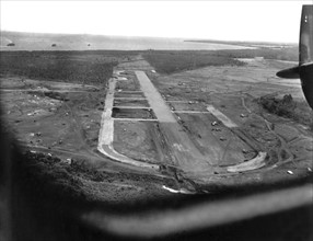 Vue aérienne d'un aérodrome en construction à Guadalcanal (Pacifique)