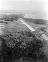 Vue aérienne d'un aérodrome en construction à Guadalcanal (1943)