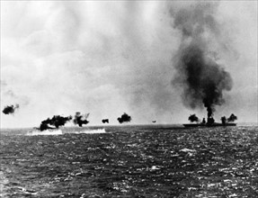 Le porte-avions américain Lexington en feu (à droite) en mer de Corail.