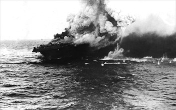 Le porte-avions américain Lexington explose en mer de Corail (1942).