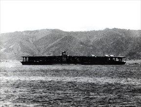 Porte-avions japonais Akagi, dans la baie de Sukumo (Japon), 1939.