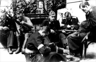 Polish resistance fighters during the uprising of the Warsaw ghetto (1944).