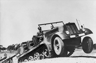 Tracteur d'artillerie semi-chenillé allemand en essais, vers 1937-1938.